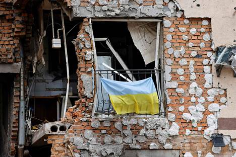 Ukrainan lippu roikkui pahoin tuhoutuneen rakennuksen parvekkeella Irpinissä torstaina 16. kesäkuuta. Irpin sijaitsee lähellä maan pääkaupunkia Kiovaa.