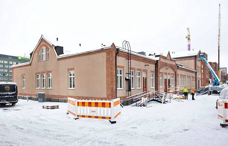 Tavara-asema sijaitsee Tammelassa junaradan vieressä. Sen julkisivu on suojeltu.