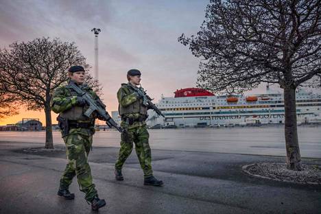 Itämeren heikentynyt turvallisuustilanne on saanut Ruotsin puolustusvoimat lisäämään kalustoa ja sotilaita muun muassa Oskarshamniin ja Gotlantiin. Kuvassa sotilaat partioivat Visbyn satamassa 13. tammikuuta 2022.
