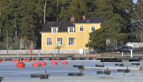 Nykyään Syvärauman rantakoulun asemakaava mahdollistaa niin asuin-, liike- kuin toimistorakennuskäytön. Kuva: Juha Sinisalo