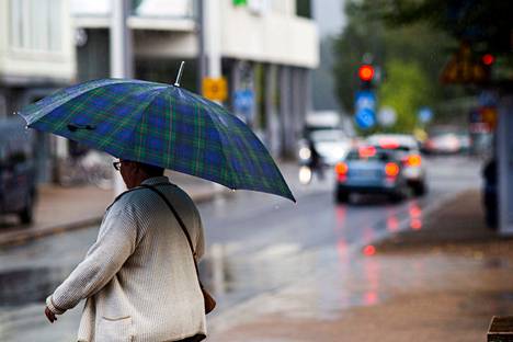 Vaikka keskiviikkona ylittyi helleraja, torstaista eteen päin ei kannata unohtaa sateenvarjoa, sillä vesikuuroja tulee runsaasti.