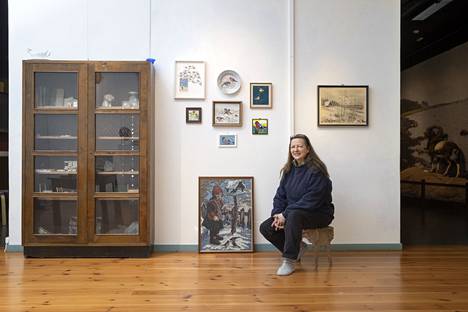 Kuvataiteilija Anu Tuominen on kertonut olevansa kerääjä eikä keräilijä. Hän kerää materiaalia teoksiaan varten tutkimusmatkoilla, jotka voivat suuntautua kirpputoreille, kierrätyskeskuksiin tai merenrannalle. Taiteilija Pikkulintuja-installaation äärellä.