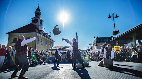 Isot yleisötilaisuudet ja konsertit ovat taas Pitsiviikon ohjelmistossa. Arkistokuva vuodelta 2015 raatihuoneentorilta, jossa esiintyi latvialainen Meirani-tanssiryhmä.