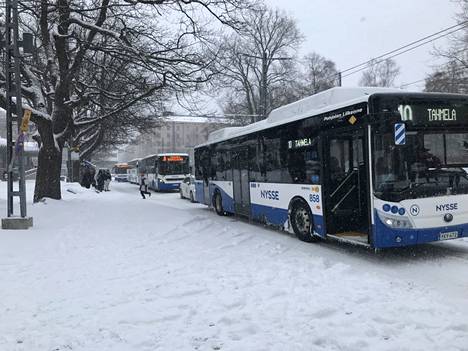 Varalaan liikennöivä bussilinja 10 on joutunut lyhentämään tavanomaisen reittinsä. Kuva Metson kirjaston edestä Tampereelta kello 16.11.
