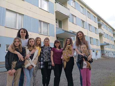 Galina Lobtsova (vasemmalla) ja hänen tyttärensä Eva ja Angilina Lobtsova, Valeria Alieksienko ja hänen äitinsä Liudmila Alieksienko, Tatiana Tsybulia ja hänen tyttärensä Julia Tsybulia sekä Victorija Lykova ja hänen tyttärensä Julia Lykova.