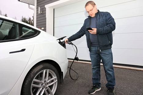 Nokialainen Mikko Perttala lataa Teslaa kotipihassa. Marraskuun ajan lataussähkö maksoi halvimmillaan 4 senttiä kilowattitunnilta, mutta 7. joulukuuta alkaen hinta pomppaa siihen nähden viisinkertaiseksi. 