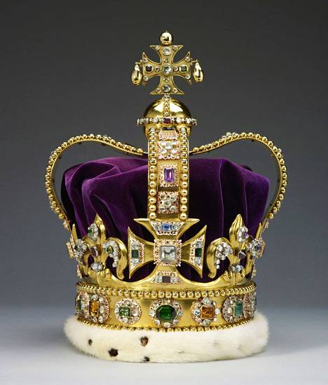 Pyhän Edvardin kruunu on niin painava, että sitä käytetään vain hetken ajan.