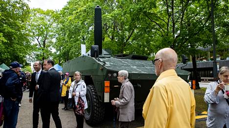 Hämeenpuistossa nähtiin keskiviikkona 1. kesäkuuta useita Puolustusvoimien eri ajoneuvoja. Kuvassa Patrian Nemo -kranaatinheitinjärjestelmä asennettuna panssaroituun ajoneuvoon.