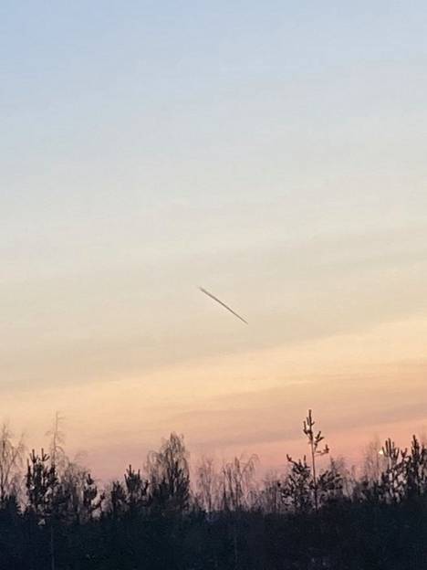 Aamulehden lukija havaitsi erikoisen näköisen tumman viivan taivaalla Tampereen Taatalassa keskiviikkona 22. helmikuuta noin kello 17.40. 
