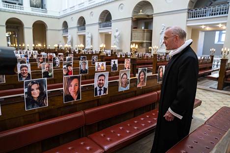 Tanskalainen kirkkoherra Anders Gadegaard toimitti kiirastorstain jumalanpalveluksen edessään yli tuhat selfietä, jotka hänelle olivat lähettäneet Kööpenhaminassa sijaitsevan seurakunnan jäsenet.