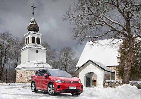 Volkswagen ID.4 oli viime vuonna Suomen suosituin sähköauto. Kuva otettiin Karjaan keskiaikaisen kivikirkon edessä.