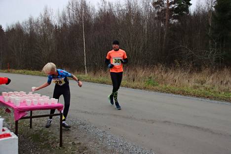 Väinö ja Mikko Koivu tankkaamassa huoltopisteellä. Väinö oli Pasin maratonin nuorin osallistuja kellottaen loistavan ajan miesten varttimaratonilla. 