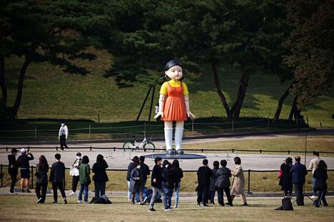  Netflix-sarja Squid Gamesta tuttu jättimäinen Younghee-nukke kuvattuna puistossa Etelä-Korean Soulissa tämän viikon tiistaina.