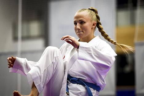 Titta Keinänen ei saanut ainakaan vielä karaten olympiapaikkaa. Kuvassa Keinänen lämmittelee karaten SM-kisoissa Hämeenlinnassa 17. lokakuuta 2020.
