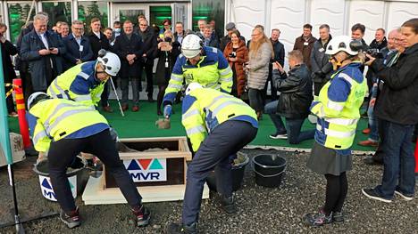 Fortumin akkumateriaalien kierrätyslaitoksen peruskiven muuraus järjestettiin Harjavallassa maanantaina.
