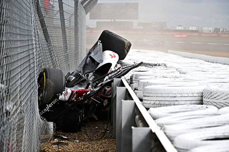 Alfa Romeo -kuljettaja Zhou Guanyu selvisi Silverstonen hurjasta lähtökolarista ilman suurempia vammoja.