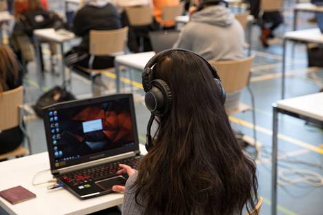 Vuonna 2018 Ylöjärven koulutuskeskus Valossa harjoiteltiin sähköistä ylioppilaskoetta varten.