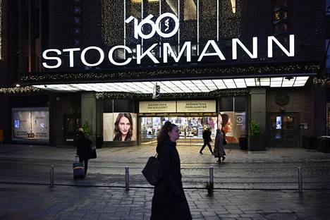 Viime vuodet ovat olleet vaikeita Stockmann-tavarataloketjulle. Nyt kaksi ketjun suuromistajaa liittoutuu yhteen. Helsingin Stockmann-tavaratalon edustalla kuvattiin viime lokakuussa. 