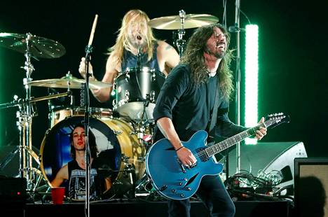 Foo Fighters lavalla Kalifornian Inglewoodissa tammikuussa 2019. Taylor Hawkins rummuissa, Dave Grohl kitarassa.