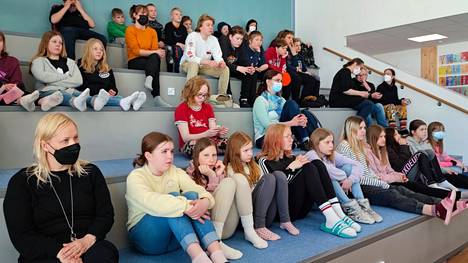 Neljäs-, viides- ja kuudesluokkalaiset kuuntelivat Roope Lipastin esitystä Sinervän koulukeskuksessa. Kevään kirjailijavierailut kuuluvat koulun ja kirjaston yhteistyöhön, missä halutaan herättää lukuintoa ja kannustaa lukemaan.
