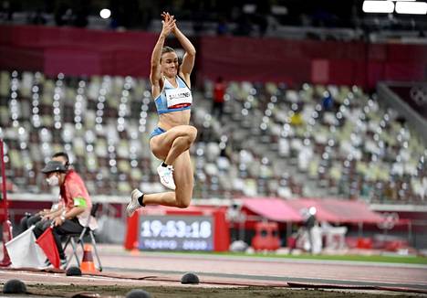 Senni Salminen hyppää MM-kisoissa Eugenessa lauantain karsinnassa. Kuvassa Salminen hyppää pituutta Tokion olympialaisissa.