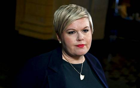 Valtiovarainministeri Annika Saarikko (kesk.) menossa hallituksen budjettineuvotteluihin Säätytalolla Helsingissä 1. syyskuuta 2022.