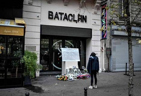 Pariisin terrorihyökkäyksessä vuonna 2015 kuoli yhteensä 130 ihmistä. Bataclanin konsertisalin eteen on tuotu muistolaatta iskun uhrien muistoksi.
