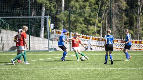 TPV ja LeKi-futis Sininen kohtasivat 10–11-vuotiaiden tyttöjen haastajasarjassa torstaina Kaupissa. LeKi otti voiton lukemin 2–1. 