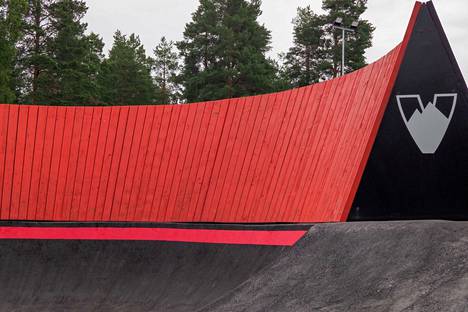 Mänttä-Vilppulan kaupungin yhdessä Mäntän kuvataideviikkojen kanssa toteuttama taidehankinnan teos tulee skeitti- ja pumptrack radalla olevaan kaarevaan seinämärakenteeseen. 