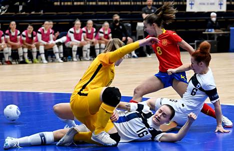 Maalivahti Tiia Ropasella, Senni Sirenillä (16) ja Elina Setälällä (6) oli hikinen iltapuhde Espanjan kanssa.  Pequelle (8) kirjattiin ottelussa yksi syöttöpiste.