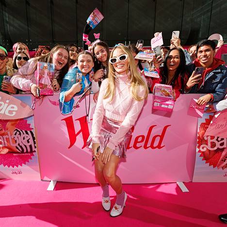 Margot Robbien tähdittämä Barbie-elokuva on noussut viidessä päivässä katsojasuosikiksi myös Raumalla. Elokuvateatteri onkin lisännyt näytöksiä. Myös barbietyylinen pukeutuminen on näkynyt näytöksissä. 