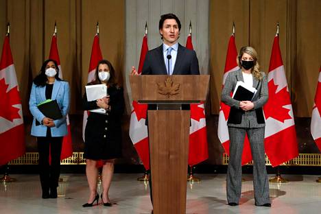 Kanadan pääministeri Justin Trudeau puhui medialle Ukrainan tilanteesta Ottawassa tiistaina 22. helmikuuta. 