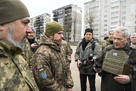 Borodjankassa presidentti Sauli Niinistö keskusteli muun muassa aluepuolustusjoukkojen sotilaiden Nazarii Nazarovin (vasemmalla) ja Ihor Nazarovin kanssa.