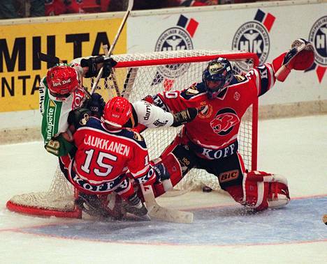 HIFK ja Ilves olivat kauden 1997–1998 finaalijoukkueet. Kuvassa Juha Järvenpää ja HIFK:n Jari Laukkanen painivat maalilla. Kuvassa myös maalivahti Jan Lundell.