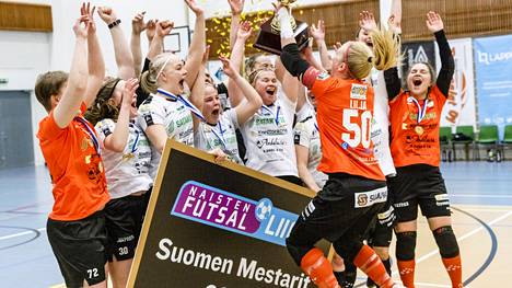 Tuoreet Suomen mestarit juhlivat finaalisarjan päätyttyä.