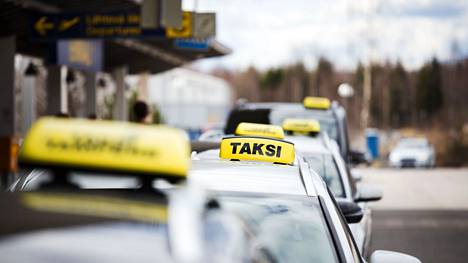 Takseihin tehtiin valvontaisku lauantai-iltana 11. joulukuuta Tampereella viranomaisyhteistyönä. Yli 30 taksille annettiin huomautus. Takseja kuvattiin Tampere-Pikkalan lentokentän edustalla heinäkuussa vuonna 2016.