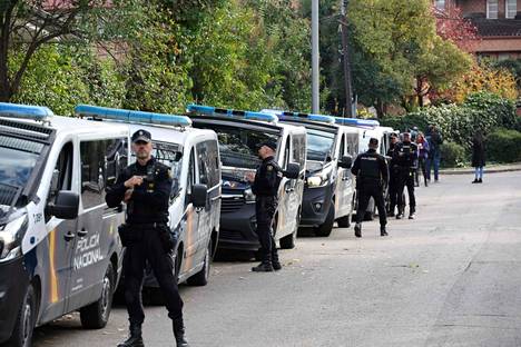 Madridin poliiseja lähetystön edessä kirjepommi-iskun jälkeen 30. marraskuuta 2022. 