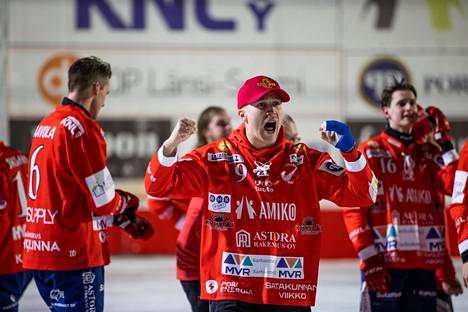 Niko-Valtteri Koivulan kausi päättyi ennen aikojaan loukkaantumiseen, mutta juhlahumuun porilaisjoukkueen pitkäaikainen luottopelaaja pääsi mukaan.