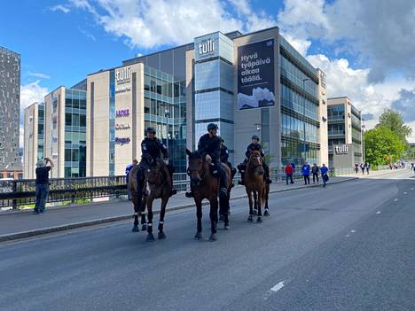 Neljä poliisihevosta ja ratsastavaa konstaapelia kiertävät Tampereen keskusta-alueella viimeisten jääkiekko-otteluiden aikaan.