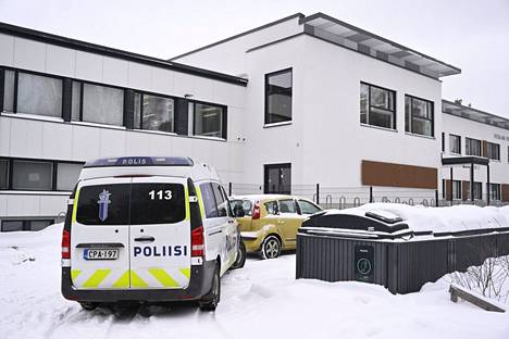Helsingin Vesalan koulussa tapahtui puukotus 8. maaliskuuta. Teosta epäillään 13-vuotiasta nuorta. Uhri sai hengenvaaralliset vammat. 