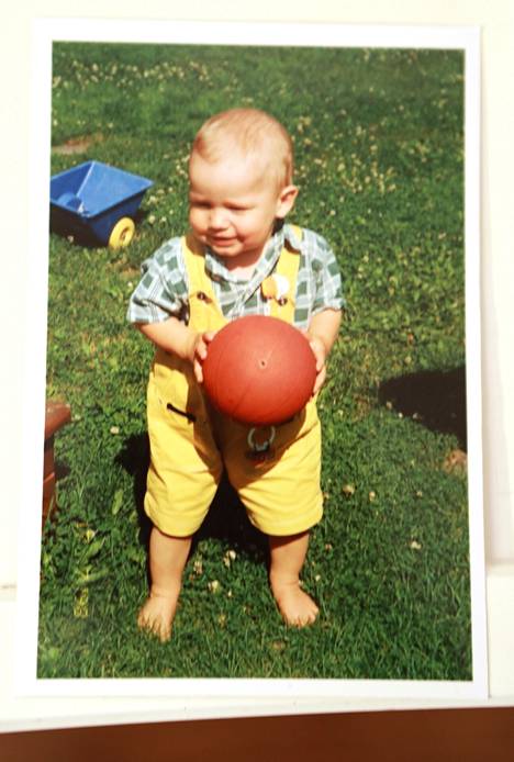 Lauri Markkanen tykkäsi touhuta pallon kanssa jo lapsena.