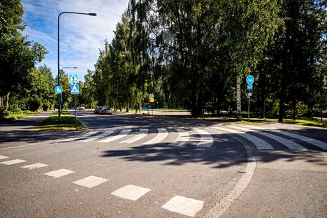 Pyöräilijän uusi tienylityspaikka Koulukadun ja Eteläpuiston risteyksessä. Vasemmalla näkyy myös uusi liikennemerkki.