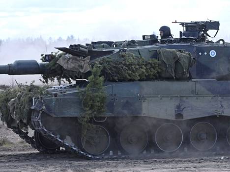 Suomen puolustusvoimilla on yli 200 taistelupanssarivaunua. Se on yhtä paljon kuin muilla Pohjoismailla yhteensä. Kuvassa Leopard-vaunu tämän vuoden kansainvälisessä Arrow-harjoituksessa. 
