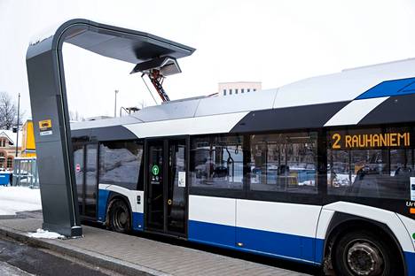 Bussilinjan 2 sähköbussi latauksessa Pyynikintorilla tammikuussa 2019.