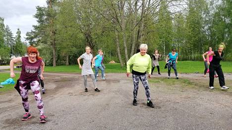 Teija Heinosen (vasemmalla) johdolla Mäntän Sykkeessä syksyllä alkaa uusi tanssillinen jumppa, Tanssii Teijan Kanssa.