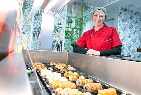 Anna Nazarova on pyörittänyt omaa Ocean Sushi -ravintolaa Ulvilan Friitalassa pääsiäisestä lähtien. Sushiensa reseptit hän kertoo kehitelleensä itse.