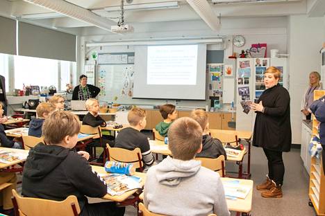 Ihalan koulun 5E-luokan oppilaat laittoivat valtiovarainministeri Annika Saarikon tiukkaan tenttiin ministerin matkustamisesta, työajoista ja työn vaikeudesta.
