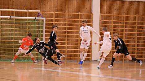 Hallitseva mestari Kampuksen Dynamo lähetti Mad Maxin kesälomalle Futsal-liigan puolivälierissä. Kuva on joukkueiden ensimmäisestä puolivälieräkohtaamisesta 17.4.