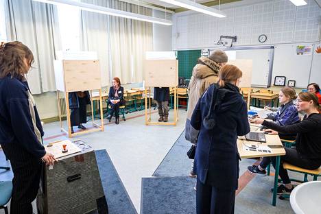 Wivi Lönnin kouluun kuuluvassa Aleksanterin koulutalossa äänestettiin sunnuntaina ahkerasti.