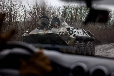 Ukrainalaiset sotilaat etenivät miehistönvaunulla tiellä lähellä Bakhmutin kaupunkia Donetskin alueella Itä-Ukrainassa 13. huhtikuuta Venäjän hyökkäyksen aikana Ukrainaan.
